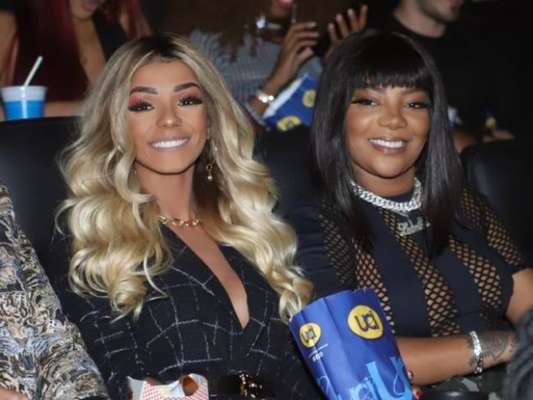 Ludmilla e Brunna Gonçalves chamam atenção com anéis iguais em festa