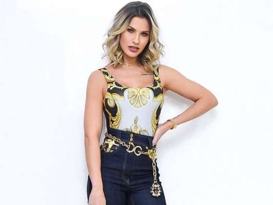 Andressa Suita escolheu look moderno dourado para o Villa Mix neste domingo, 30 de junho de 2019