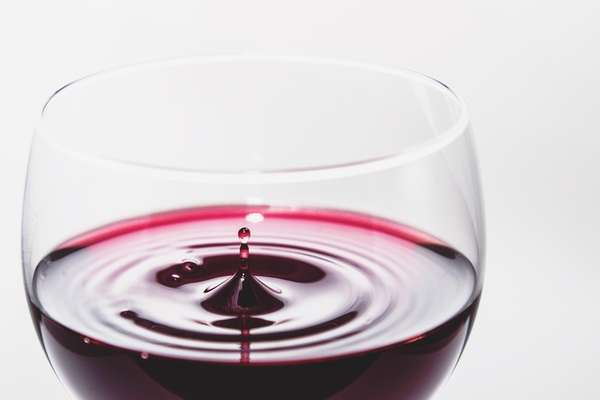Até quem não é o maior fã, acaba indo para o vinho nesses dias mais frios e de comilança no inverno. Ou então bebendo quentão nas festas julinas que ainda têm por aí...