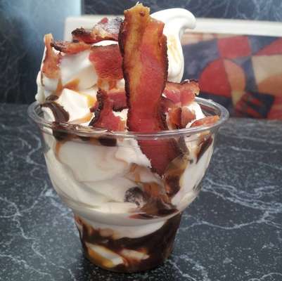 Bacon - Qual foi o sorvete mais estranho que você já provou? A rede de lanchonetes Burger King teve a brilhante ideia de lançar um sundae com bacon em 2012! É isso mesmo, junto ao cremoso sorvete de baunilha ou chocolate, os clientes poderiam acrescentar a saborosa carne de porco à sobremesa. 23 de setembro é considerado o Dia do Sorvete, e, por isso, o E+ separou alguns dos sabores mais bizarros da iguaria que você já viu! Confira!