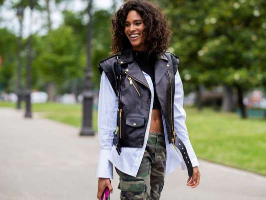 Calça cargo está na moda novamente, confira dez looks para se inspirar a usar