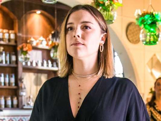Dalila (Alice Wegmann) descobre que é neta de Rania (Eliane Giardini) na novela 'Órfãos da Terra'