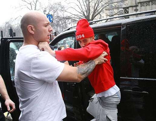 Processos de fotógrafos - A relação de Justin com os paparazzi é bem conturbada. Em junho de 2013, ele foi processado por um fotógrafo que o acusou de ter sido o mandante da surra que tomou do segurança de Bieber. Ele alega ter sido agredido por tirar fotos do cantor em Miami, e pediu mais de R$ 30 mil de indenização. Em agosto de 2014, o cantor foi processado por outro fotógrafo, que acusou o cantor de ter mandado um segurança quebrar sua câmera fotográfica.