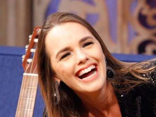 Thaeme Marioto se divertiu ao comparar filha, Liz, à ex-mulher de Brad Pitt: 'Dormindo eu tenho a boca da Angelina Jolie'
