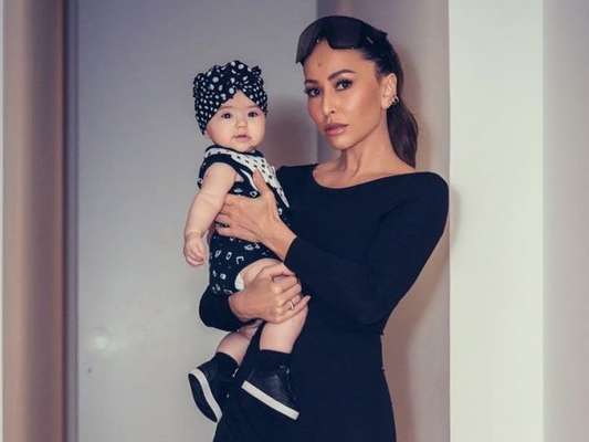 Sabrina Sato filma Zoe 'conversando' enquanto arruma mala da filha nesta terça-feira, dia 09 de julho de 2019