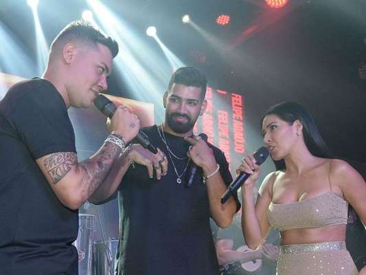 Simaria, dupla de Simone, cantou ao lado de Dilsinho no aniversário de 24 anos de Felipe Araújo em casa noturna de Goiânia nesta terça-feira, 9 de julho de 2019