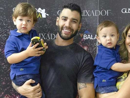 Gusttavo Lima dá comida para os filhos em dia de folga nesta quarta-feira, dia 10 de junho de 2019
