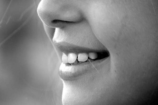 Início: alimentos que ficam nos dentes, por má ou nenhuma higiene bucal, criam as lesões bacterianas.