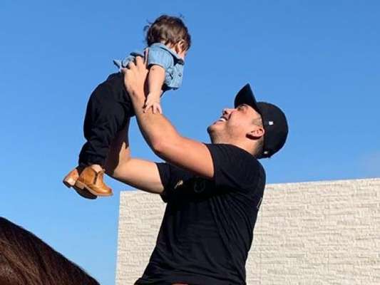 Filho de Wesley Safadão combina look jeans com botas de vaqueiro em dia em fazenda
