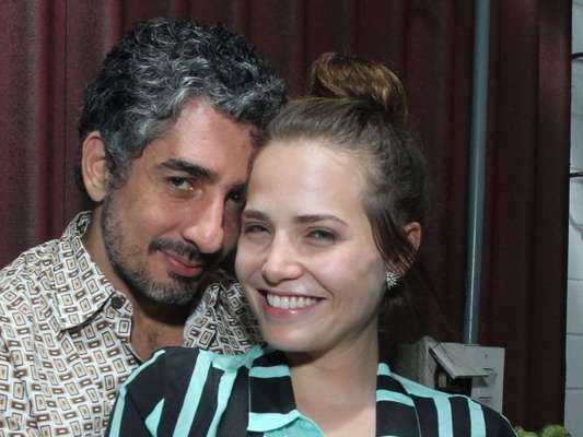 Letícia Colin posou pela primeira vez com a barriga de grávida, fruto do relacionamento com Michel Melamed: 'Fazemos pose para comemorar essa coisa que nem tem nome'
