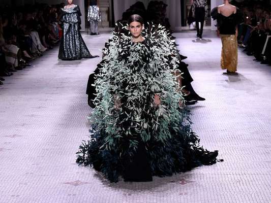 Vestidos da alta-costura que são pura extravagância: que tal esse modelo todo em plumas da Givenchy?