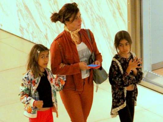 Giovanna Antonelli curte passeio com as filhas gêmeas no shopping Village Mall, no Rio de janeiro, na noite desta quarta-feira, 10 de julho de 2019
