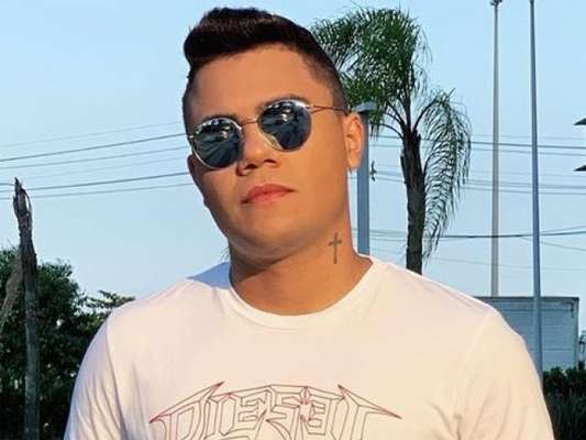 Felipe Araújo é detido após dormir dentro do carro, uma BMW, parado irregularmente em Goiânia