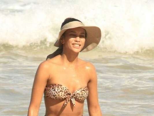 Taís Araujo usou biquini hot pants com animal print em dia de praia com a filha, Maria Antonia, de 4 anos, no Leblon, Zona Sul do Rio, nesta quarta-feira, 11 de julho de 2019