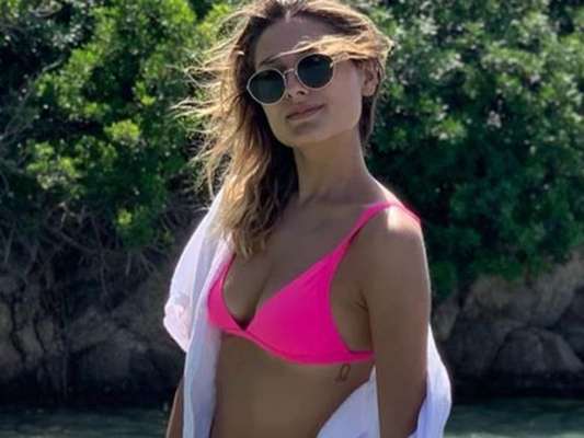 Sasha Meneghel repete biquíni neon durante viagem pela Itália com amiga nesta quinta-feira, dia 11 de julho de 2019