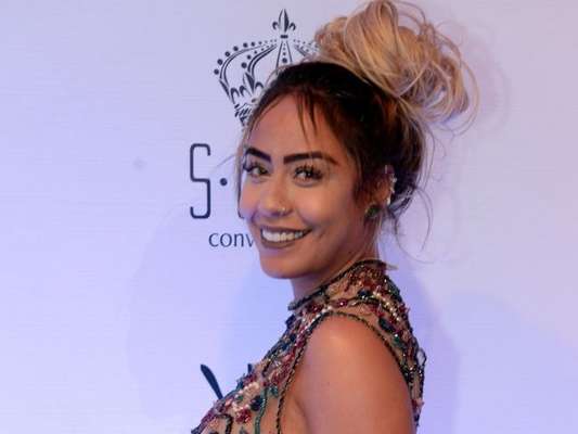 Irmã de Neymar, Rafaella Santos aposta em look repleto de tendências para passear por Nova York nesta quinta-feira, dia 11 de julho de 2019
