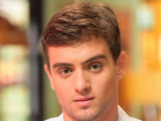 Na novela 'Topíssima', Rafael (Marcelo Rodrigues Filho) é acusado pela morte de Jandira (Brenda Sabryna) é preso e após ser solto fica na mira de revólver sacado por Zeca (Paulo César Grande) a partir do capítulo de quarta-feira, 17 de julho de 2019
