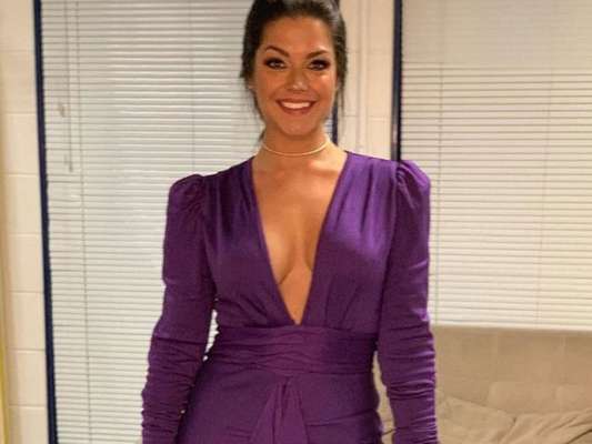 Thais Fersoza usou vestido com decote no lançamento da nova temporada do 'The Voice Brasil' nesta quinta-feira, 11 de julho de 2019