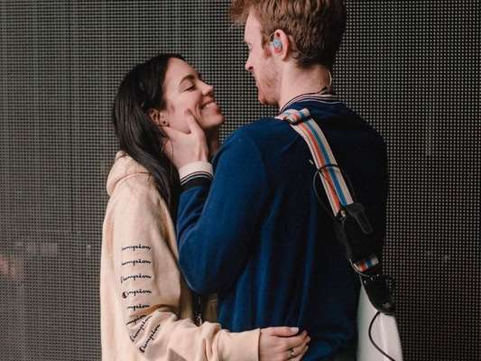 As pessoas estão achando a namorada do irmão do Billie Eilish parecida com ela!