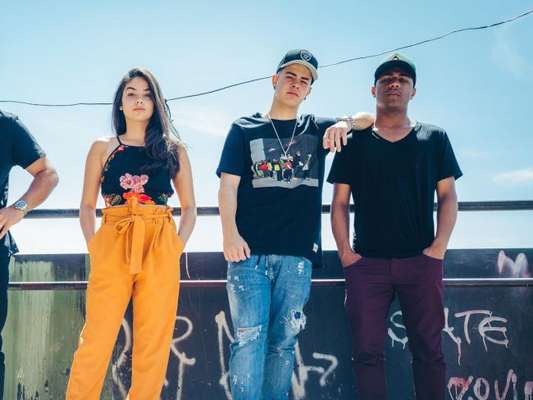 "Sintonia": Idealizador da série, Kondzilla (à esquerda), ao lado do trio principal da produção