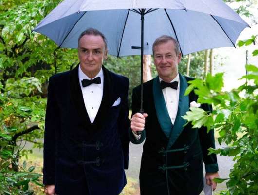 1º casamento gay da família real britânica - Em 22 de setembro, o lorde Ivar Mountbatten, primo da rainha Elizabeth II, se casou com James Coyle no que foi considerado o primeiro casamento gay celebrado por um integrante da família real britânica.