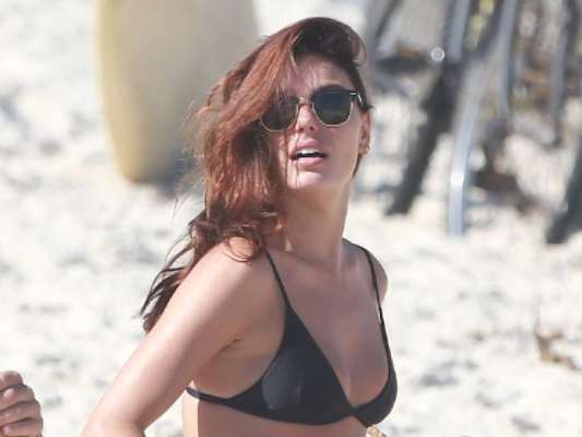 Isis Valverde mostra cabelo ruivo em dia na praia do Rio de Janeiro