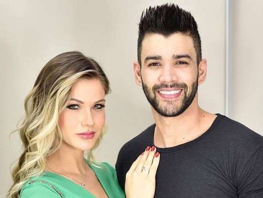 Mulher de Gusttavo Lima, Andressa Suita faz massagem no cantor em jatinho particular neste domingo, dia 14 de julho de 2019
