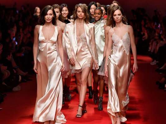 Cetim de volta às tendências: looks da passarela da Philosophy di Lorenzo Serafini
