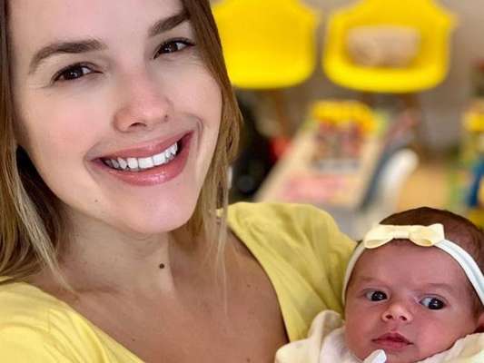 Thaeme dividiu opiniões ao fazer escultura das mãos e pés da filha, Liz: 'Esquisito'