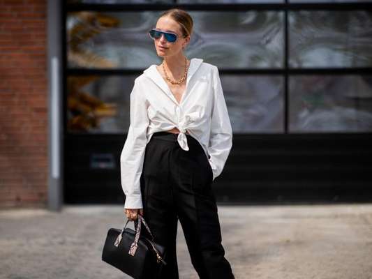 Itens que são tem-que-ter no seu colet: camisa branca + calça preta, duas peças básicas