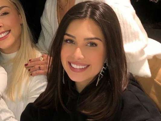 Brinco usado por Flavia Pavanelli em foto confunde fãs: 'Tá escrito Ney ou Kevin?'