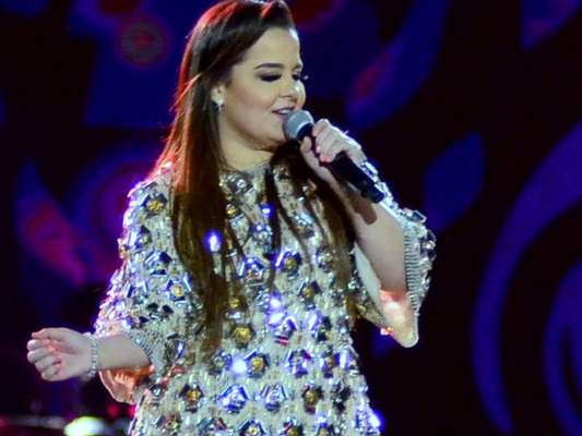 Maiara aposta em tênis dourado de grife para surpreender Fernando Zor nesta quarta-feira, dia 17 de julho de 2019