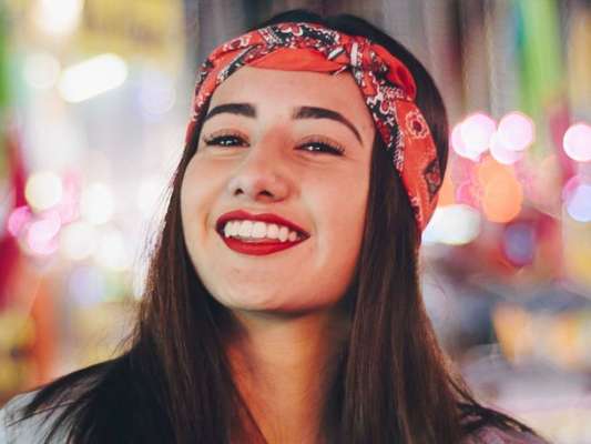 O lenço usado como tiara era moda nos anos 90 e voltou como tendência!