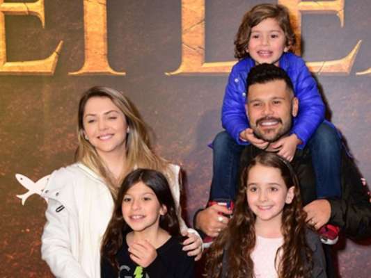 Dupla de Belutti, Marcos foi com a mulher, Lu Marchioto, e filhos Lizandra e Léo Marcos à pré-estreia do filme 'O Rei Leão'