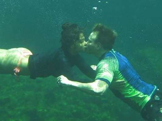 Michel Teló e Thais Fersoza se beijam debaixo d'água em foto publicada no Instagram nesta quinta-feira, dia 18 de julho de 2019