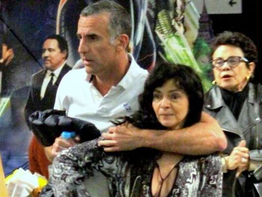 Claudia Ohana é fotografada acompanhada e em clima de romance durante passeio em shopping do Rio de Janeiro, na noite desta quarta-feira, 17 de julho de 2019