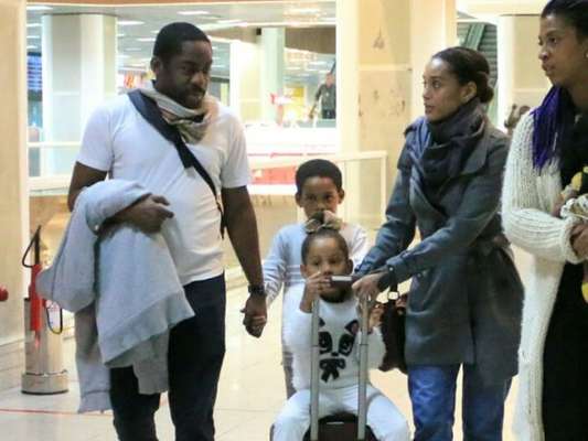Taís Araujo e Lázaro Ramos embarcam no Aeroporto Santos Dumont, no Rio de Janeiro, nesta quinta-feira, dia 18 de julho de 2019