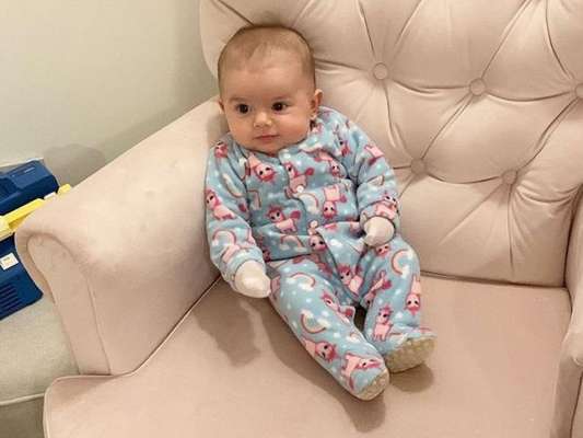 Filha de Thaeme, Liz roubou a cena em clique no sofá nesta quarta-feira, 17 de julho de 2019