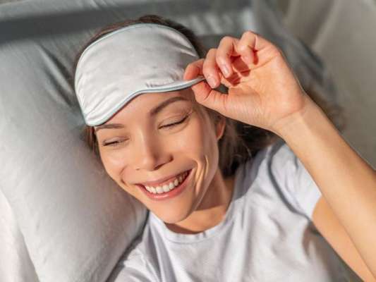 Pele linda de manhã! Saiba o que você pode fazer pela sua pele durante a noite