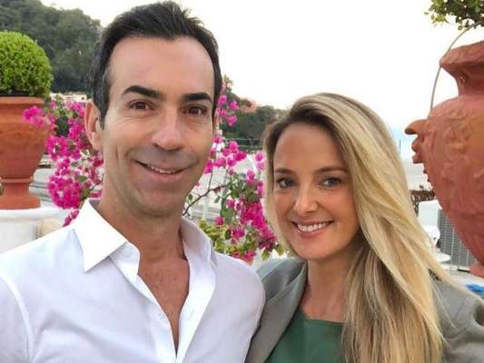 Ticiane Pinheiro elogia Cesar Tralli ao vê-lo com Manuella no colo nesta quinta-feira, dia 18 de julho de 2019