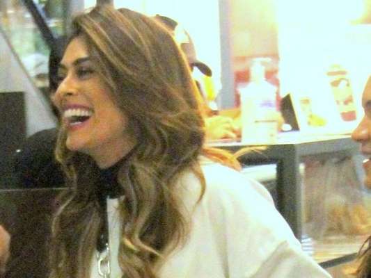 Juliana Paes aposta em look comfy em passeio em shopping no Rio de Janeiro, nesta quinta-feira, dia 18 de julho de 2019