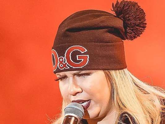 Marilia Mendonça aposta em macacão com gorro de grife para show nesta quinta-feira, dia 18 de julho de 2019
