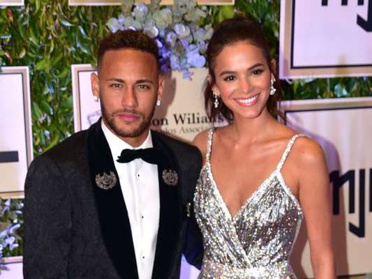 Neymar chama atenção na web ao mostrar nova boneca de jogo: 'É a Marquezine'