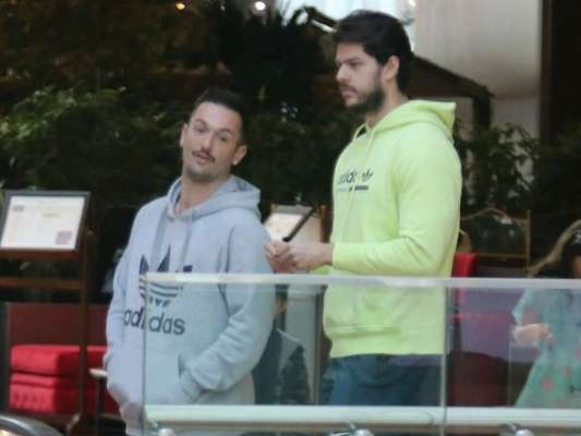 Diego Hypolito e o namorado, Marcus Duarte, são fotografados no shopping Village Mall na Barra da Tijuca, nesta quinta-feira, 18 de julho de 2019