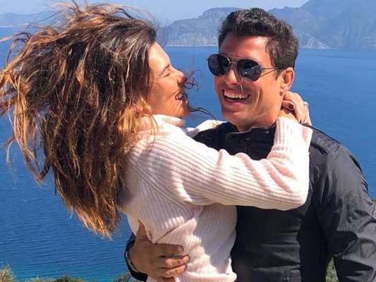Mariana Goldfarb se diverte ao ser filmada por Cauã Reymond em treino
