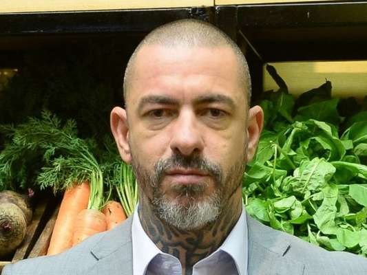 Henrique Fogaça relatou fratura nas costelas após acidente. 'Está bem', assegurou ao Purepeople a assessoria de imprensa da Band
