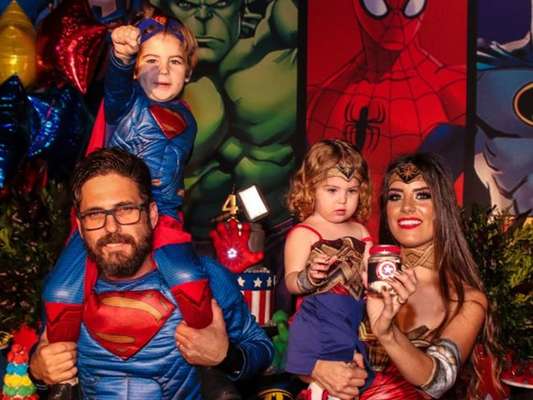 Sertanejo Hudson, dupla de Edson, e a mulher, usaram looks de super-heróis para festa de aniversário de 4 anos do filho Davi