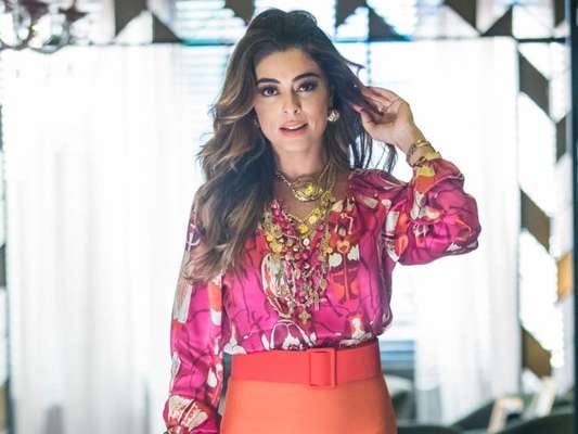 Maria da Paz (Juliana Paes) ouve Josiane (Agatha Moreira) com Régis (Reynaldo Gianecchini) na novela 'A Dona do Pedaço'