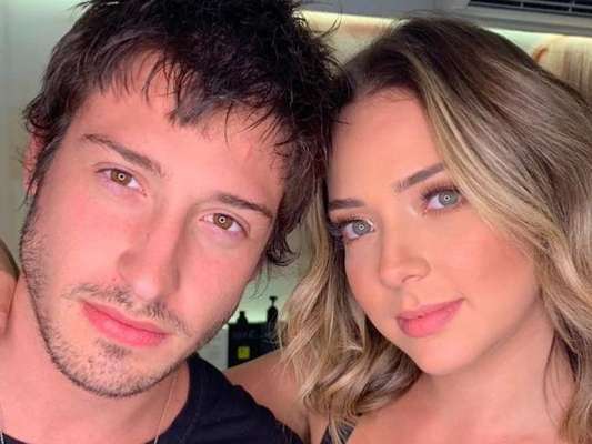 Marido de Carol Dantas, Vinícius Martinez mostra detalhes de sua nova casa com a influencer: 'Spoiler'