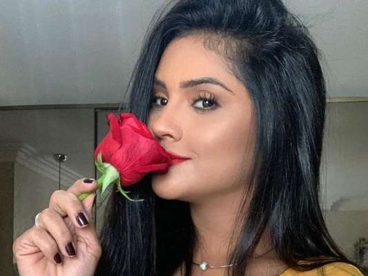 Mileide Mihaile surpreende os seguidores ao publicar uma foto mostrando algumas 'dobrinhas' nas costas